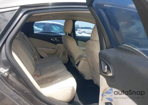 2015 Chrysler 200 Lx z USA, uszkodzony, nr VIN 1C3CCCFB5FN588802